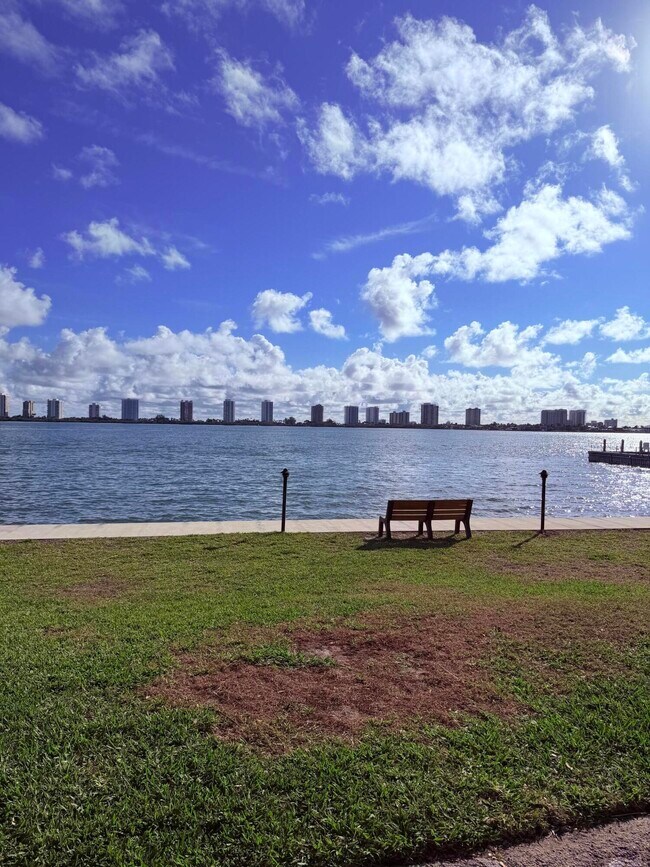 Building Photo - 1040 Lake Shore Dr