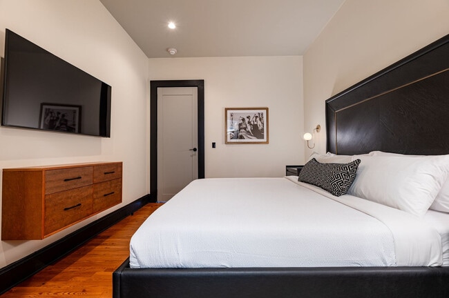 Building Photo - 1011 Canal St