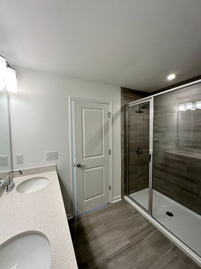 Building Photo - 2BR/3BA End Unit Townhome in Pringle Towns