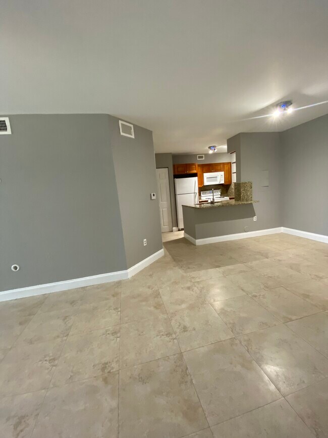 Building Photo - 2820 N Oakland Forest Dr