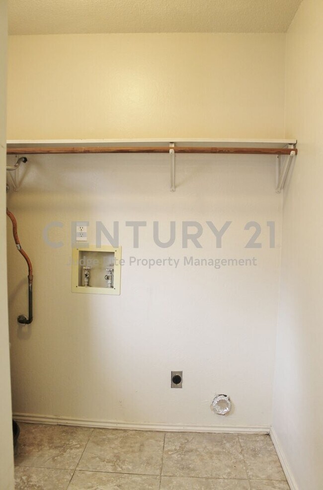 Building Photo - Adorable 2/1 Duplex in Weatherford For Rent!