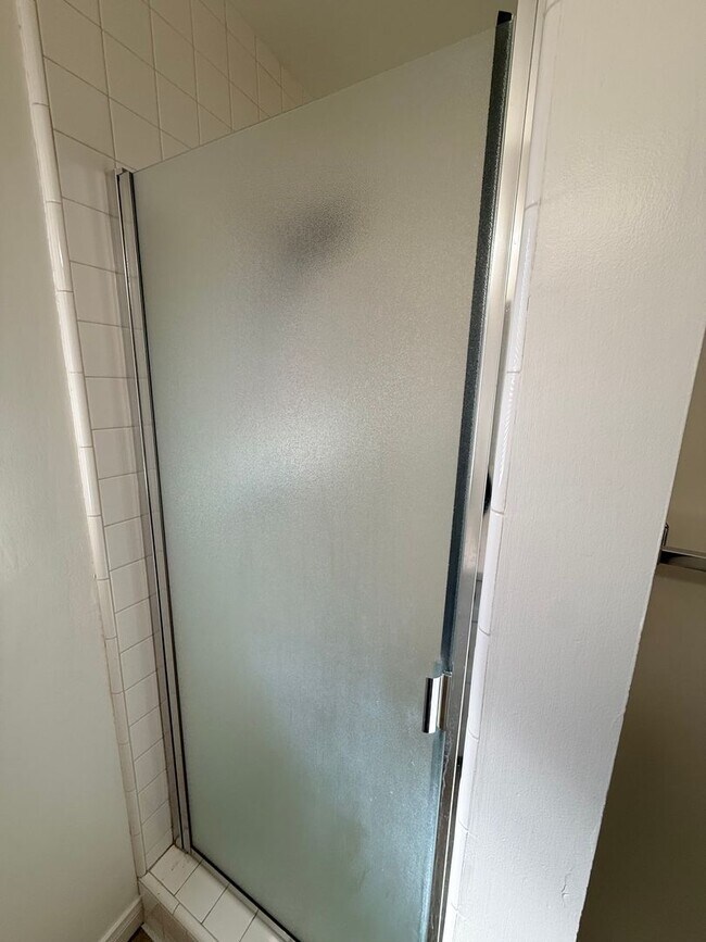 Building Photo - 4 bedroom home in LB with Large backyard now ready to rent!