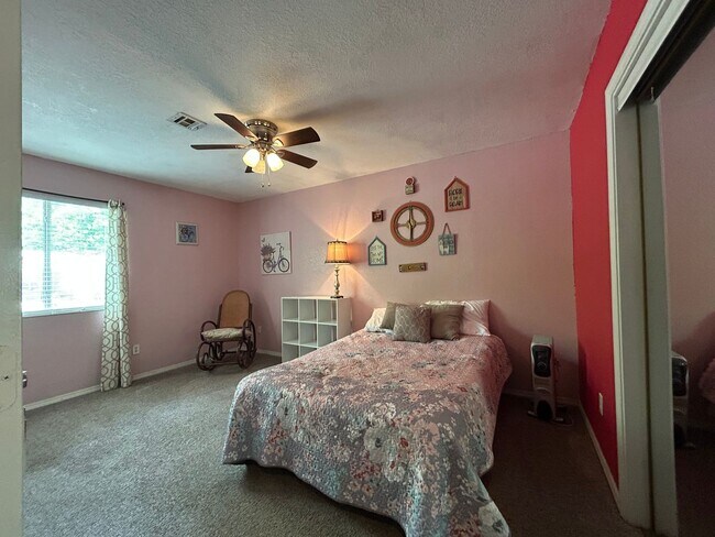 Building Photo - One level 3 bed/2 bath spacious home with ...