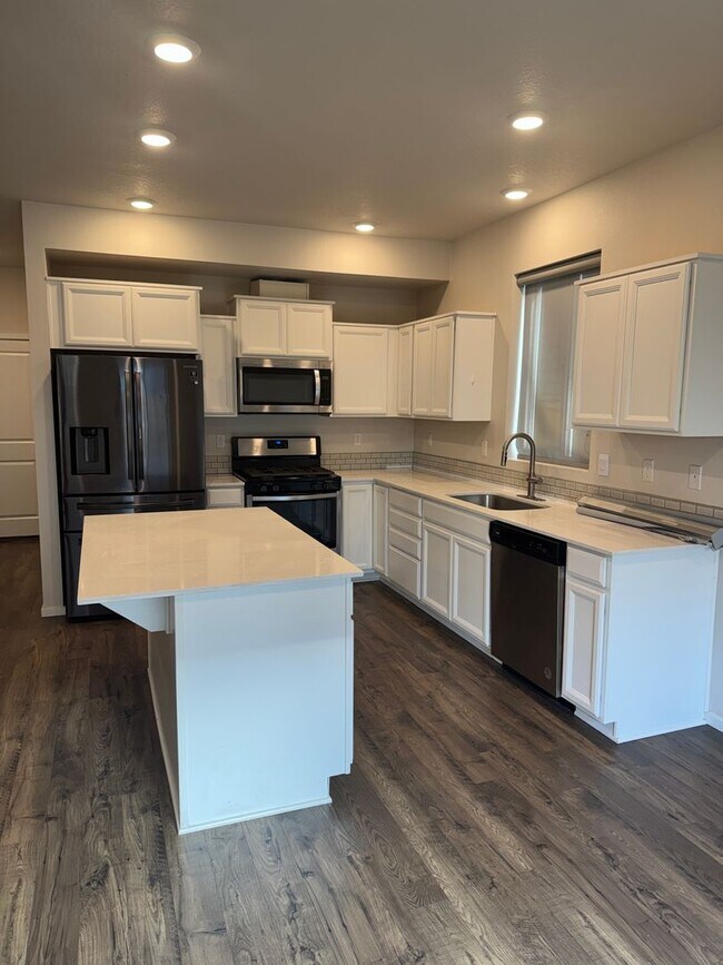 Building Photo - 4 Bedroom, 2.5 bath, newer home in desirable location!!