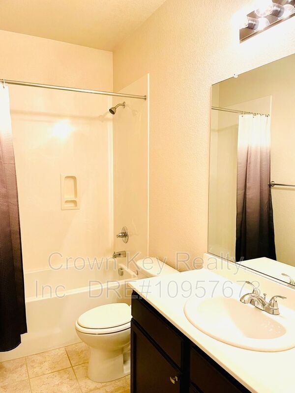 Building Photo - 611 W Strauss Dr