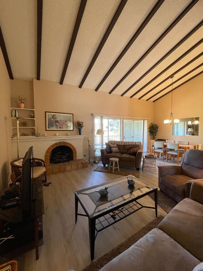 Building Photo - Charming 3Br/2Ba Updated Fully Furnished Vacation Rental W/ Golf Course View