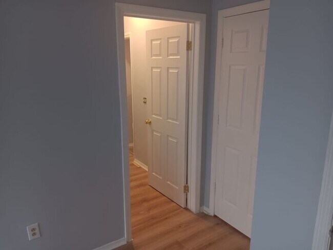 Building Photo - 3 Bedroom Apartment w Free Heat
