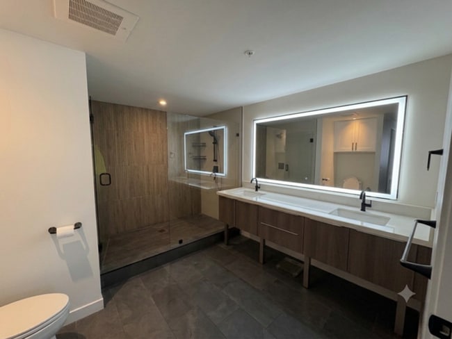 Building Photo - 3 bedroom unit at SYMPHONY HONOLULU!