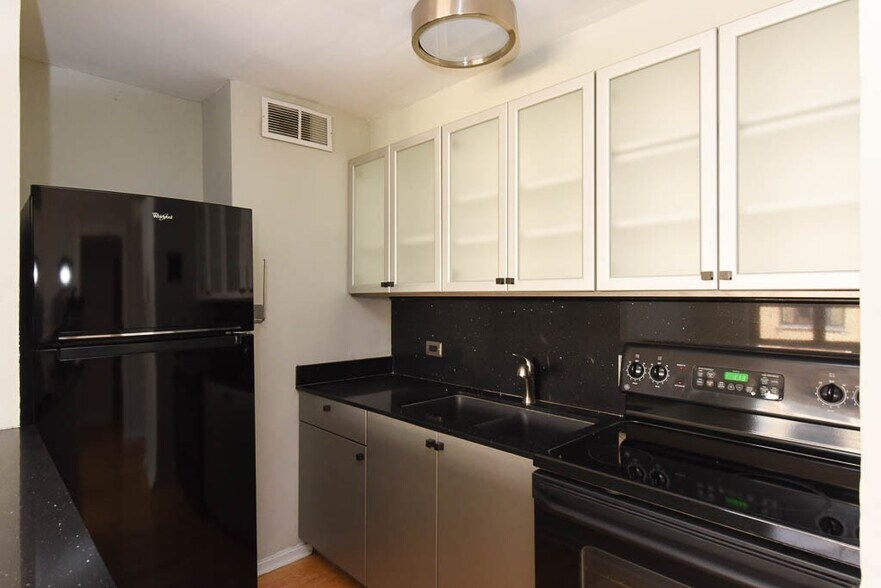 Building Photo - 428 W Wellington Ave