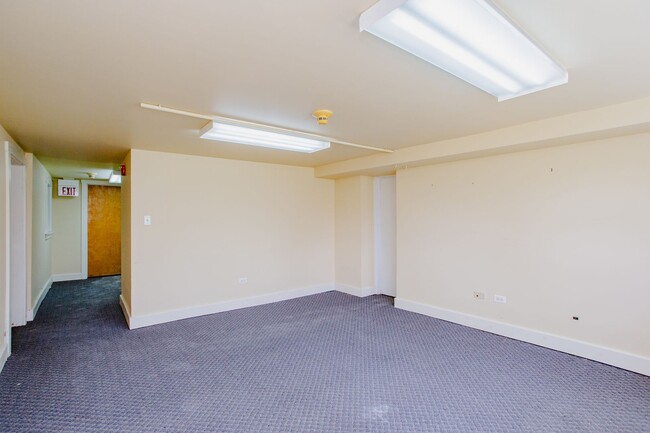 Building Photo - 1305 Oswego Rd