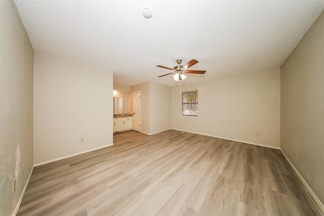 Building Photo - 813 N Briarcliff Dr