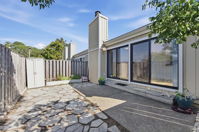 Building Photo - 12 Byron Cir