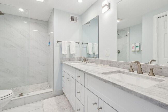 Building Photo - 5400 N Ocean Dr