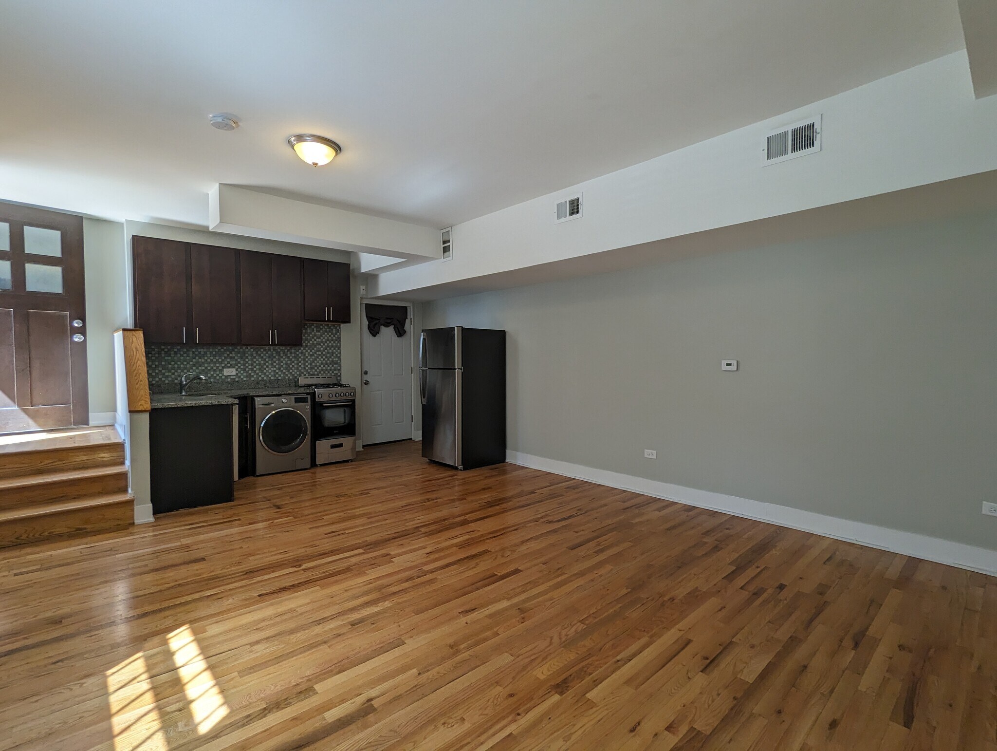 Building Photo - 910 W George St