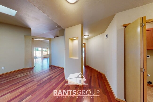 Building Photo - Well-Maintained 2-Bed / 2-Bath Home with A...