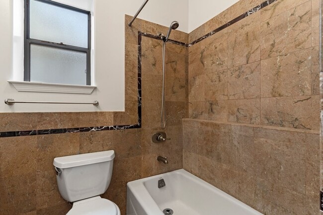 Building Photo - 2 Bed, 2 Bath, 2 Car Parking - Stunning Co...