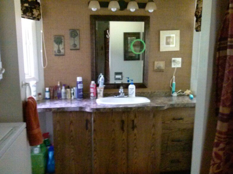 Bath with Wash & Dryer - 9049 River Rd