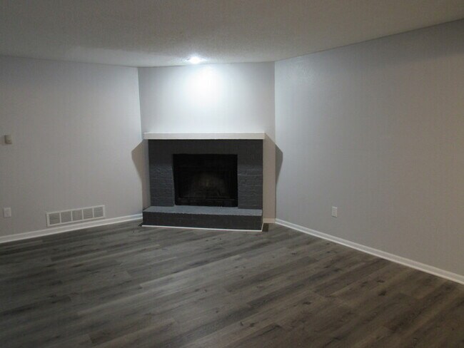 Building Photo - Cozy 2 bedrooms and 1.5 baths townhome located in Lee's Summit