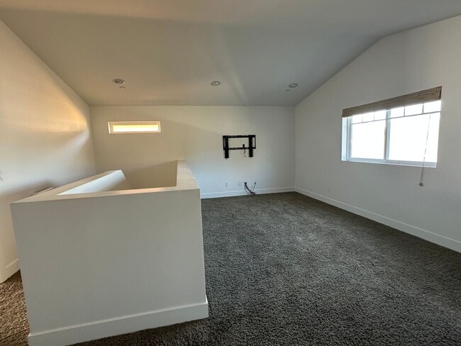 Building Photo - Just reduced! Walk to shops, and beach!