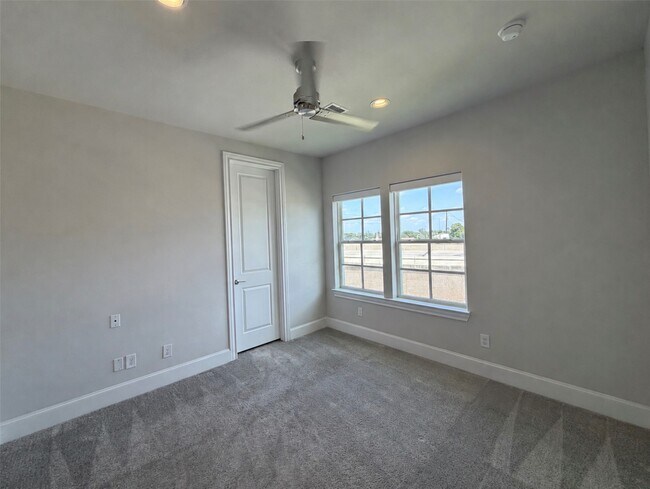 Building Photo - 824 Cage St