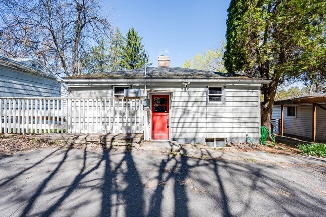 Building Photo - Charming College Hill Gem – Your Perfect Student Home!