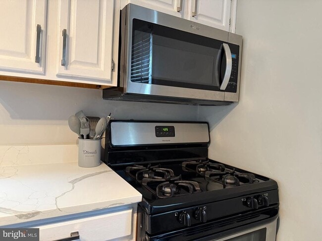 Building Photo - 2208 Vermont Ave