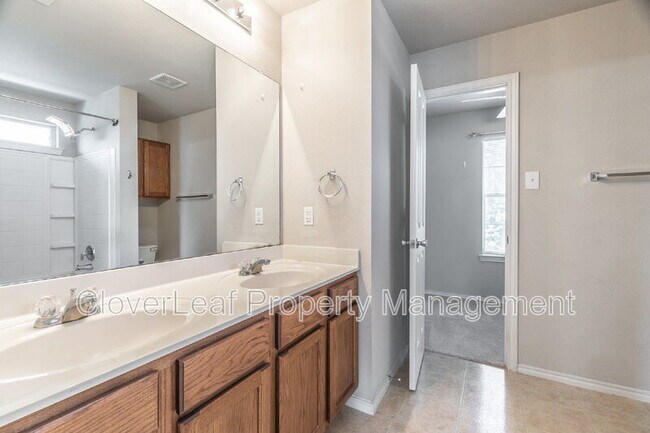 Building Photo - 104 Rattlesnake Way