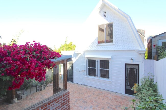 Building Photo - Dolores Heights: Sun-filled 1 Bedroom Home...