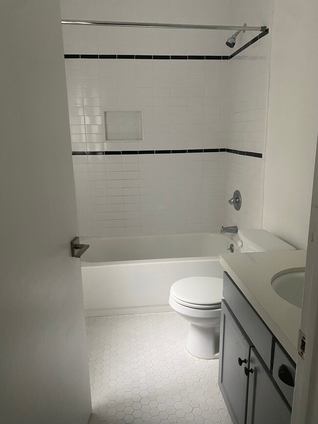 Building Photo - 930 S Venice Blvd