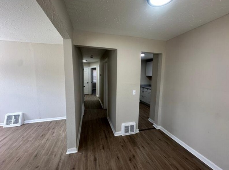 Building Photo - This beautifully updated 3-bedroom, 1-bath...