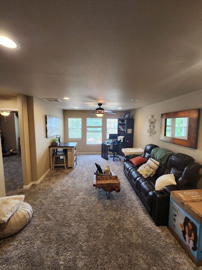 Building Photo - Beautiful Home in Pine Creek