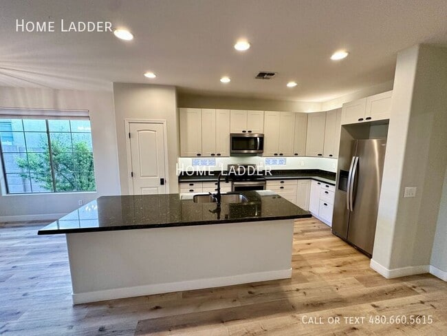 Building Photo - 3064 E Palmdale Ln