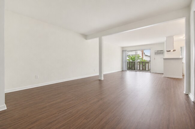 Building Photo - 7722 Reseda Blvd