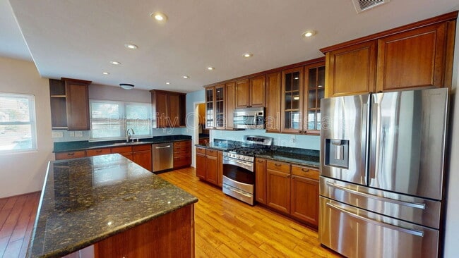 Building Photo - 2025 Cypress Ave.