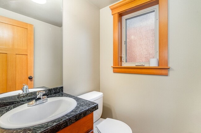 Building Photo - 3Bd/2.5Ba Seattle Townhome