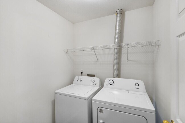 Building Photo - 1725 Louise Cir