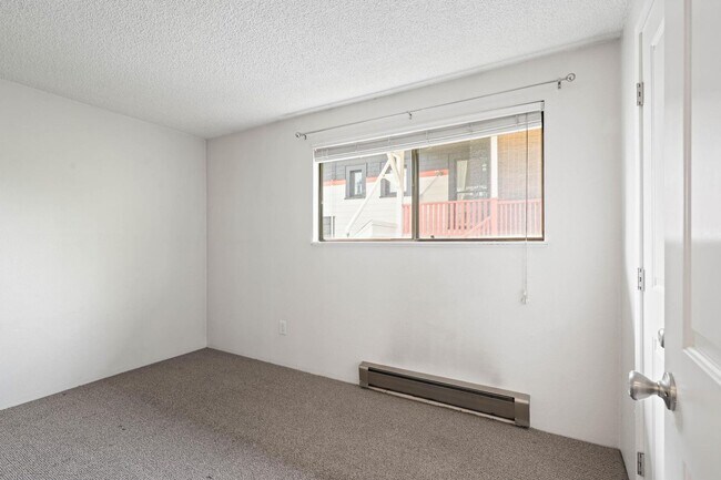 Building Photo - Well-maintained 2-bdrm/1-bath unit in tri-plex—On-site laundry, off-street parking, storage