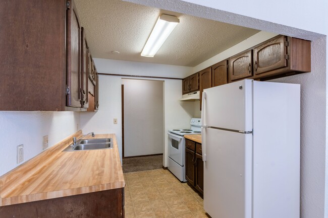 Fargo, ND Plumtree Apartments | Kitchen - Plumtree