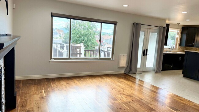 Building Photo - GOURMET KITCHEN-D20-6 BEDROOMS