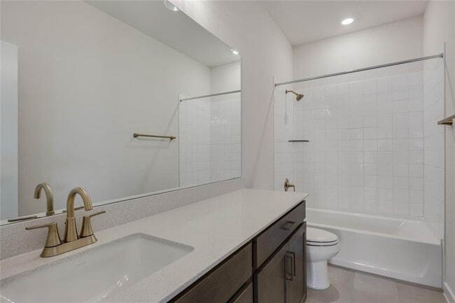 Building Photo - 261 Crater Lk Dr