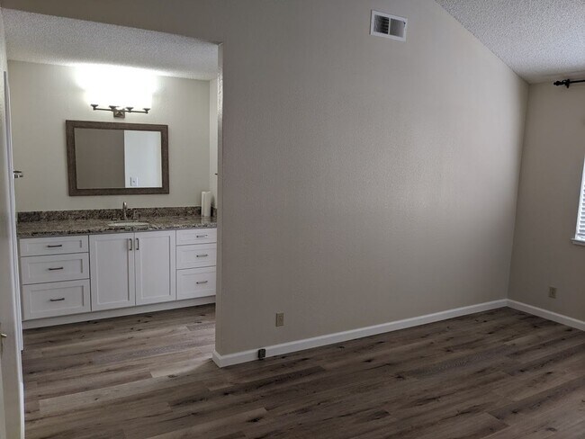 Building Photo - LOS GATOS  - Town House with designer upda...
