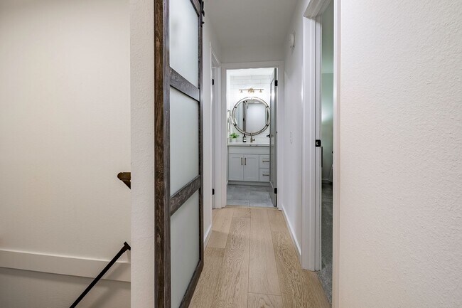 Building Photo - 2Bd/2Ba Bellevue Condo