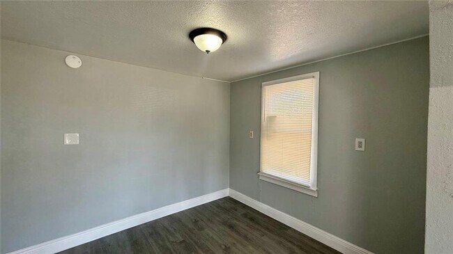 Building Photo - 508 N Finley Ave