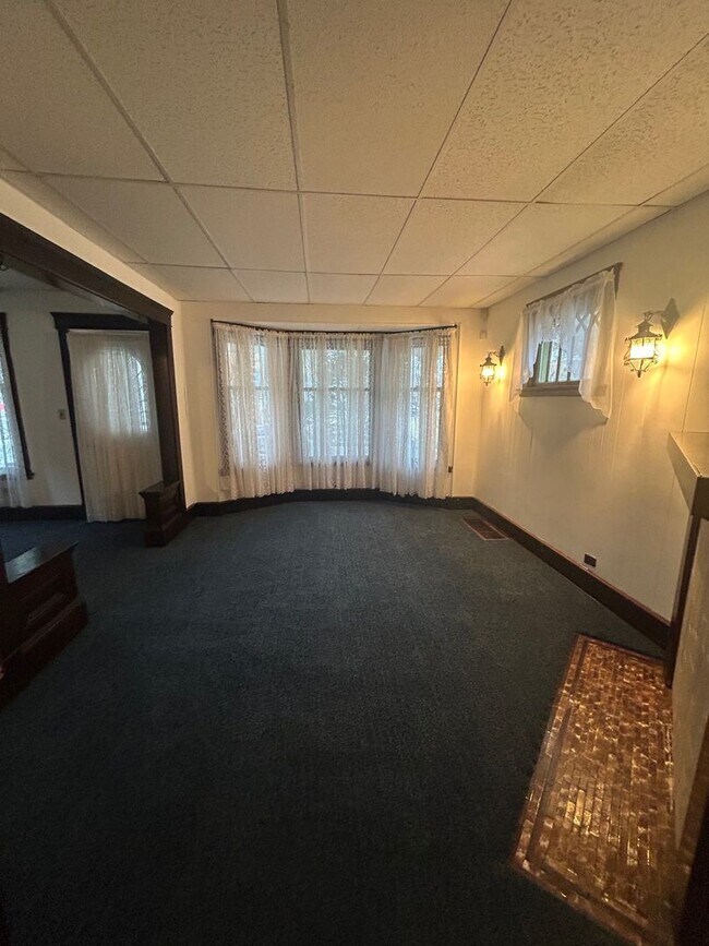 Building Photo - Charming 3-Bedroom Property in Prime Location