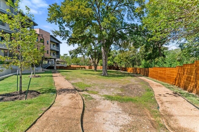 Building Photo - 100 Mockingbird Ln W