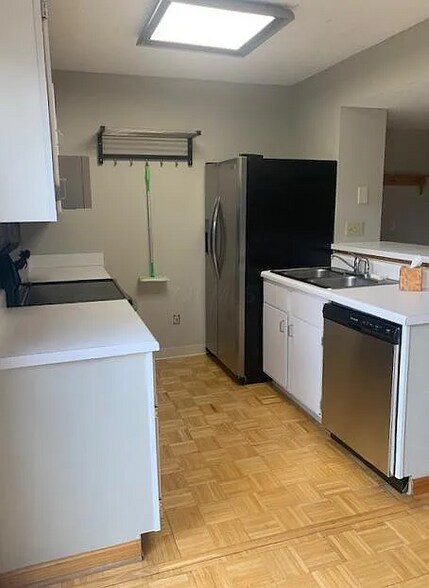 Building Photo - 5125 Singleton Dr