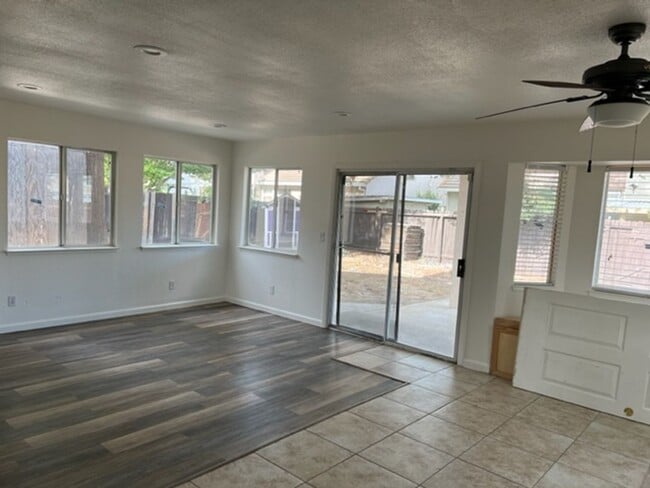 Building Photo - Spacious house in Elk Grove!