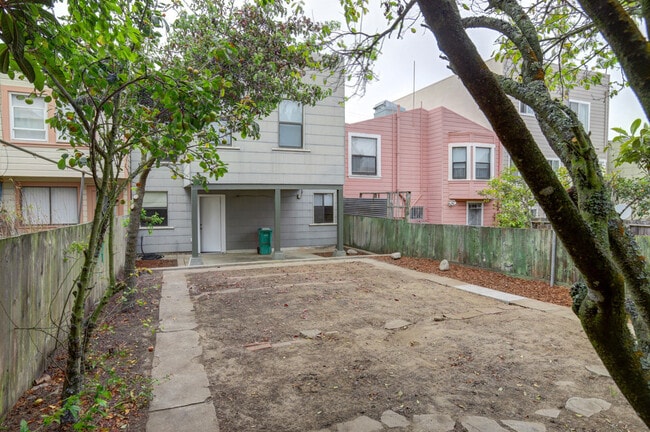 Building Photo - Charming Outer Sunset 2 bed / 1 bath home ...