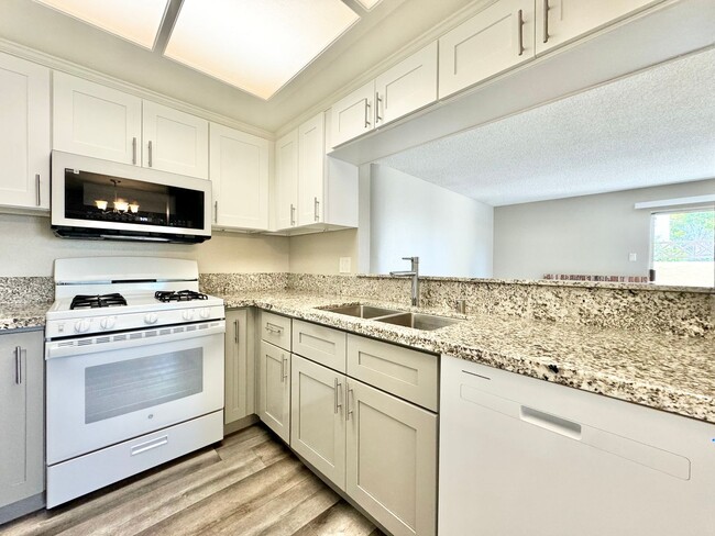 Building Photo - Beautiful 3B 2BA Condo in Eastlake w/ AC a...