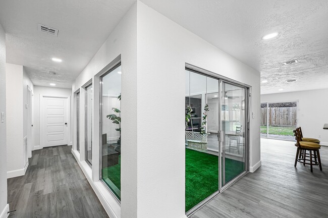 Building Photo - 7115 Foxway Ln